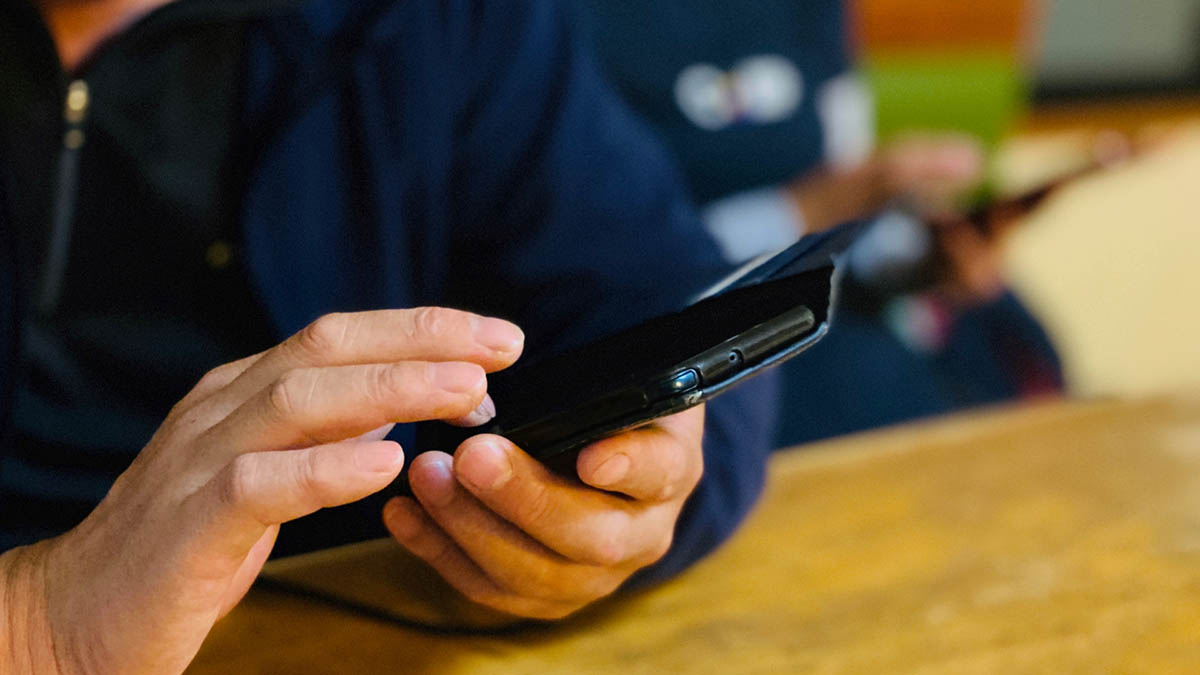 スマホに夢中男性